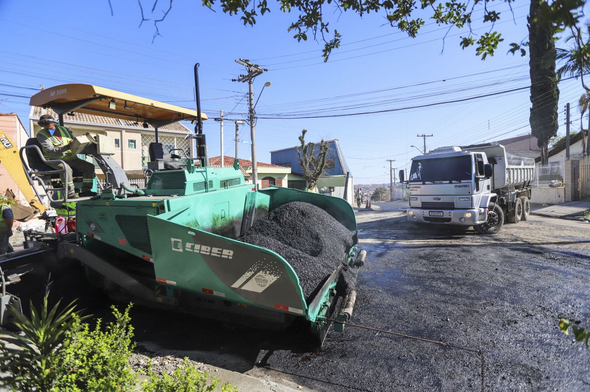 Ruas Olimpio de Paula Xavier e rua Odir Susin, no Alto Boqueirão
