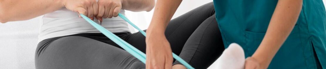 Imagem mostra uma mulher fazendo uma sessão de fisioterapia