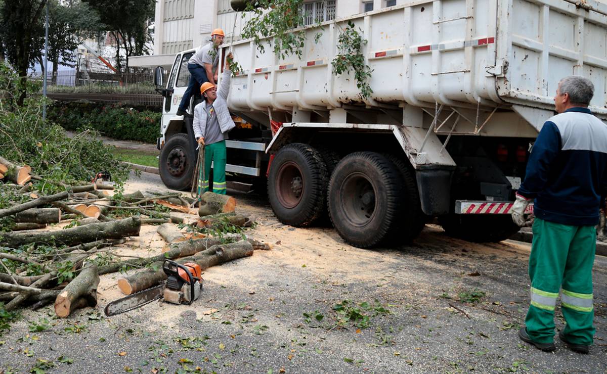 Imagem mostra um caminhão da prefeitura de Curitiba recolhendo galhos de árvores
