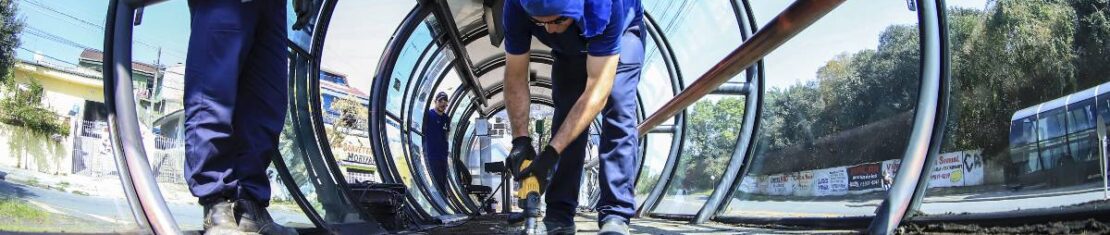 Imagem mostra uma estação tubo de Curitiba passando por reforma