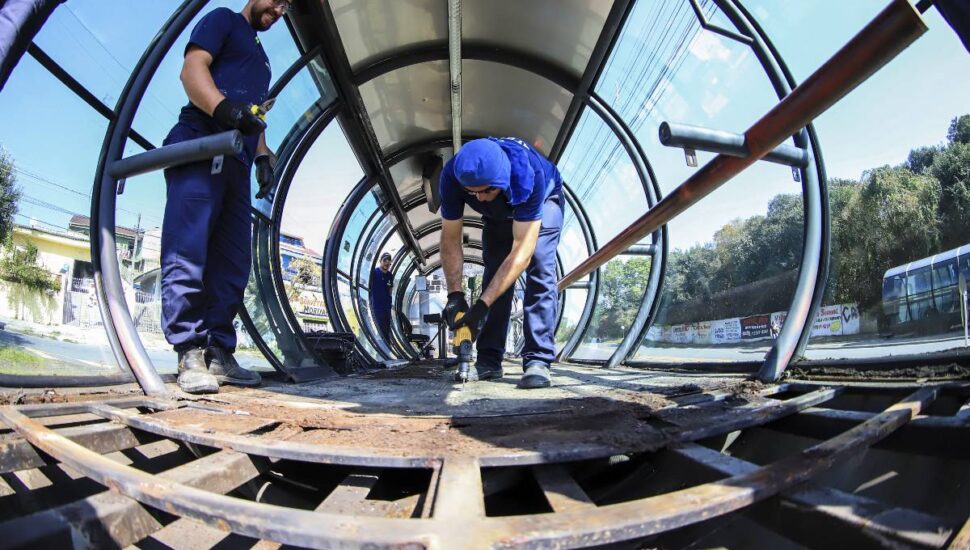 Imagem mostra uma estação tubo de Curitiba passando por reforma