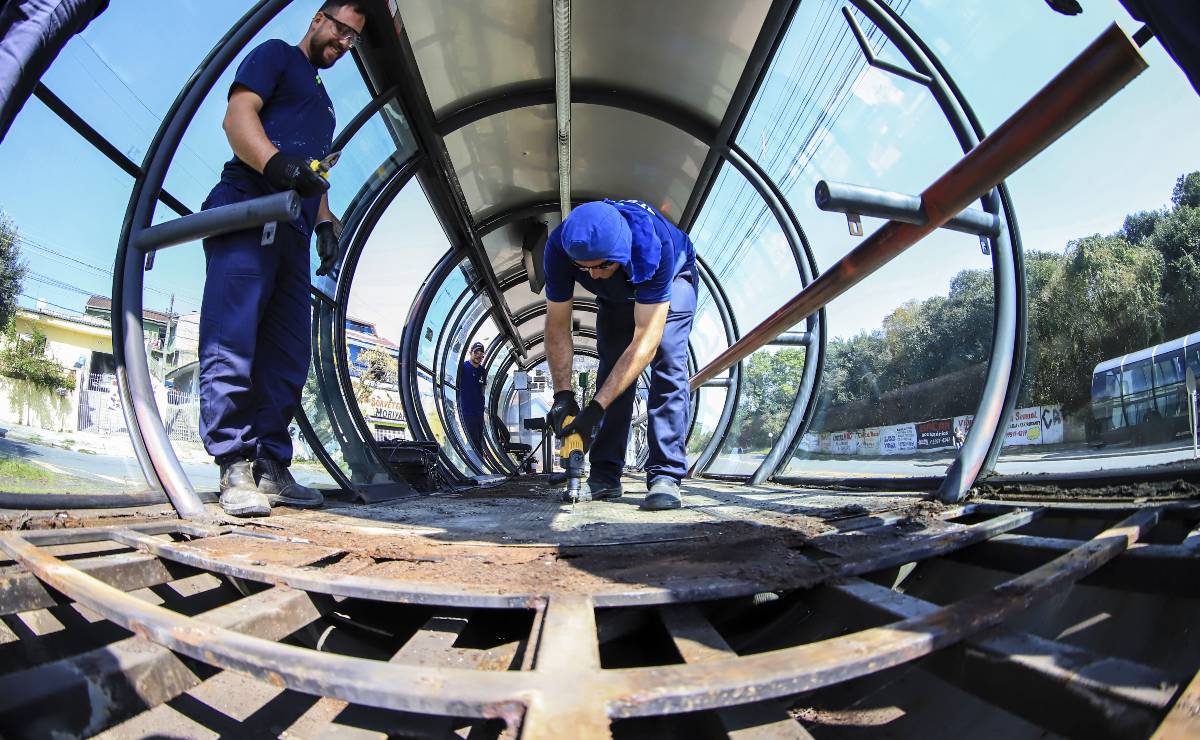Imagem mostra uma estação tubo de Curitiba passando por reforma