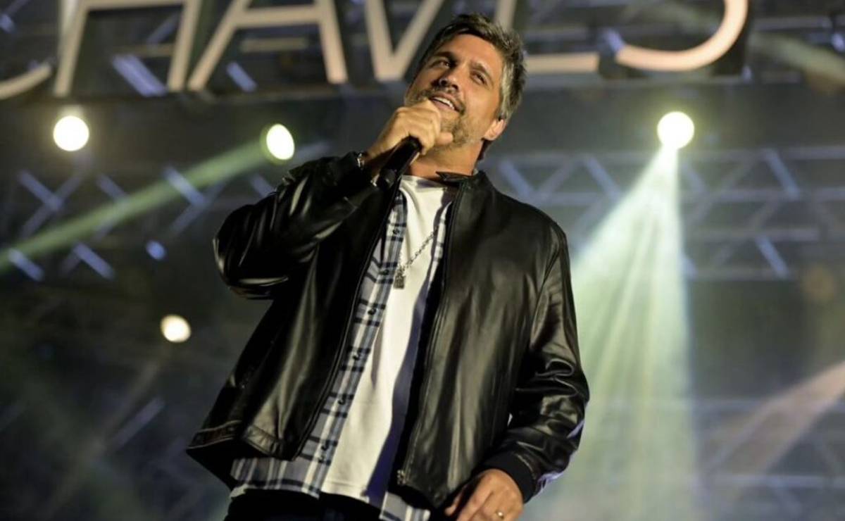 Imagem mostra o cantor Leo Chaves no palco.