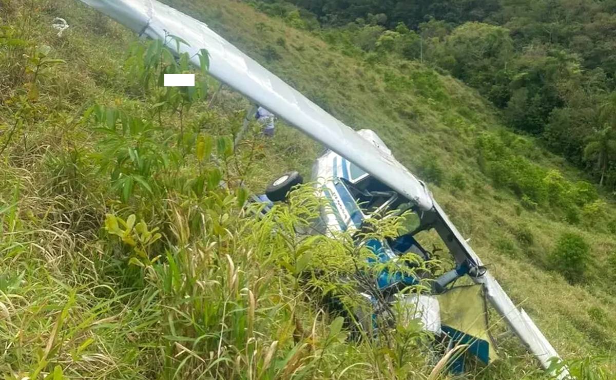Imagem mostra o avião que caiu na região metropolitana de Curitiba