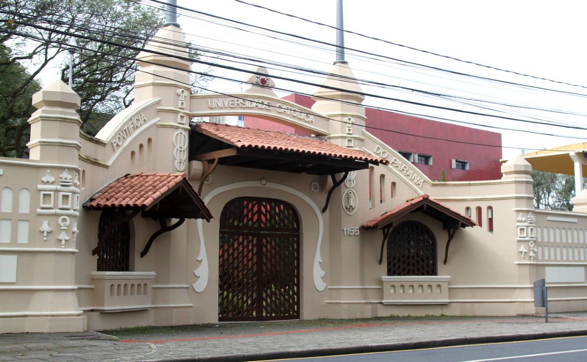 Imagem mostra o portal de entrada da Puc Paraná