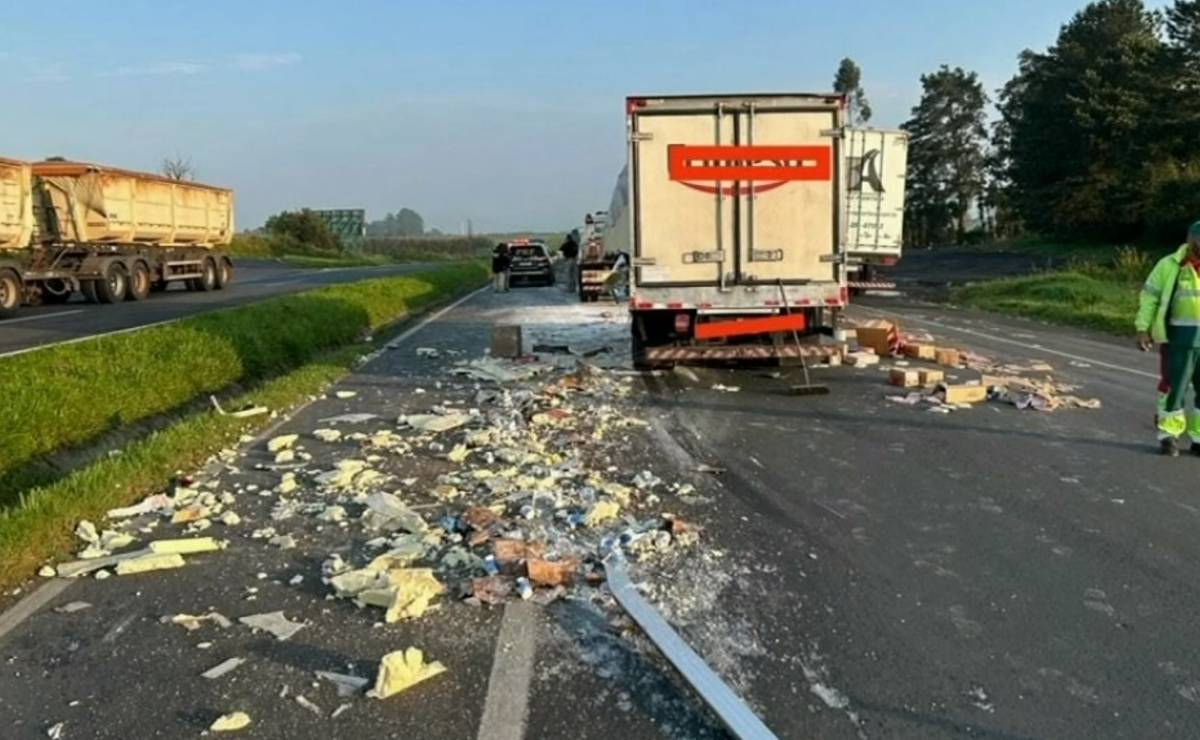 Imagem mostra o acidente na BR-376, com dois caminhões danificados e carga na pista.