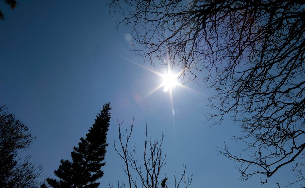 Imagem mostra o sol reinando no céu azul