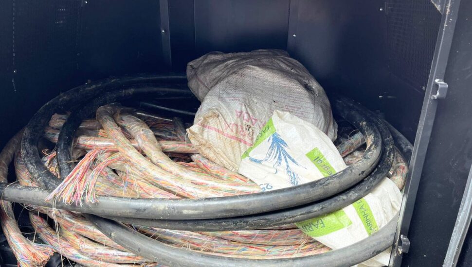 Polícia prende mãe e filho com 200 quilos de fios telefônicos roubados