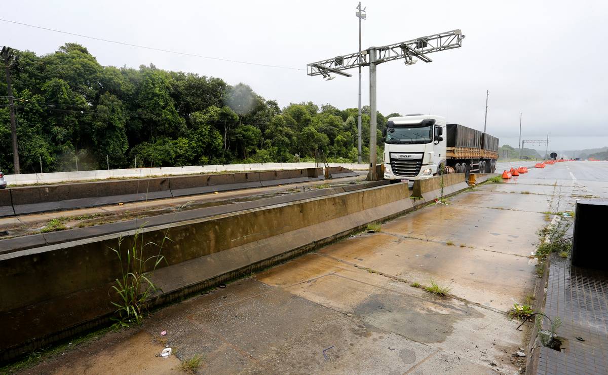 Imagem mostra um caminhão passando em uma praça de pedágio abandonada na BR-277.