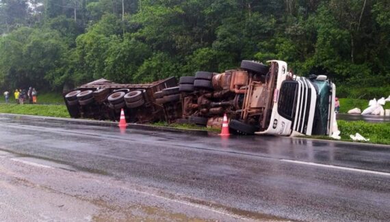 Imagem mostra um caminhão tombado na BR-277.