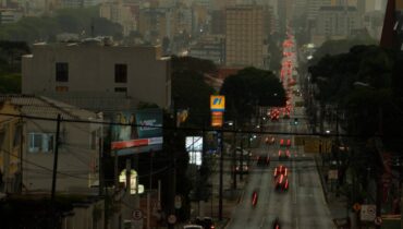 Dia vira noite e pancadas de chuva atingem Curitiba e região nesta quarta