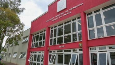 imagem mostra a fachada da prefeitura de Piraquara.