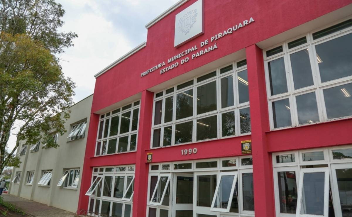 imagem mostra a fachada da prefeitura de Piraquara.