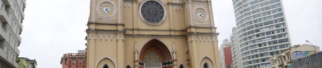 Imagem mostra a catedral de Curitiba em um dia de chuva.
