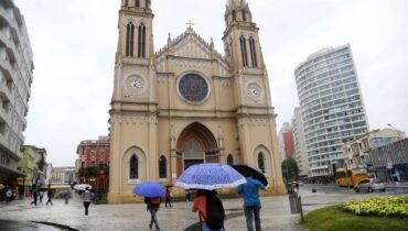 Imagem mostra a catedral de Curitiba em um dia de chuva.