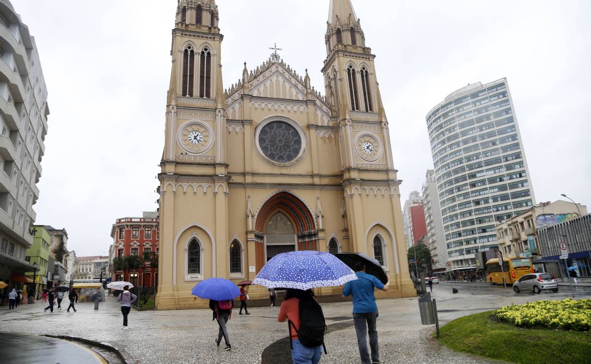Imagem mostra a catedral de Curitiba em um dia de chuva.