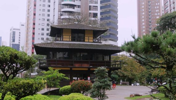 Imagem mostra a praça do Japão, em Curitiba