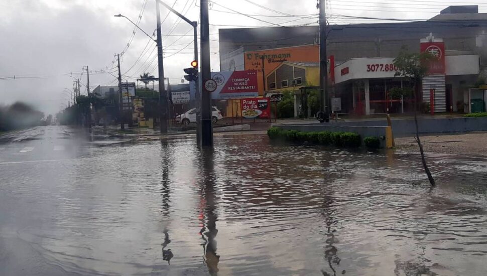 imagem mostra um alagamento em Curitiba