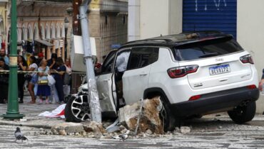 Imagem mostra um carro acidentado na frente das lojas Pernambucanas, no Centro de Curitiba