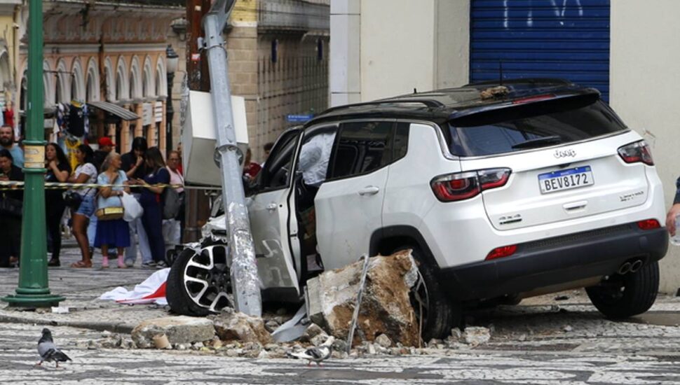 Imagem mostra um carro acidentado na frente das lojas Pernambucanas, no Centro de Curitiba