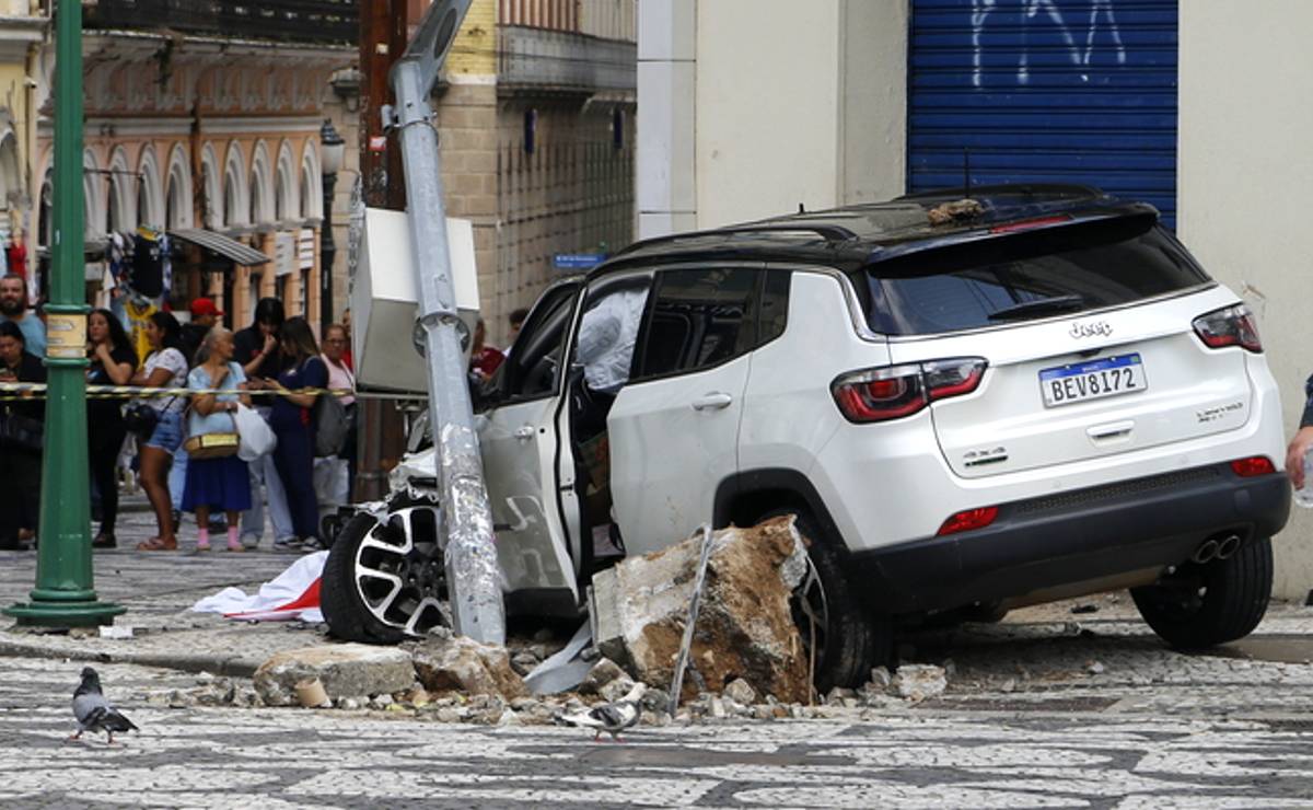 Imagem mostra um carro acidentado na frente das lojas Pernambucanas, no Centro de Curitiba
