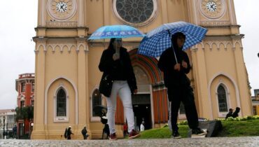 Virada no tempo com chegada de frente fria em Curitiba tem chuva e 'friozinho'