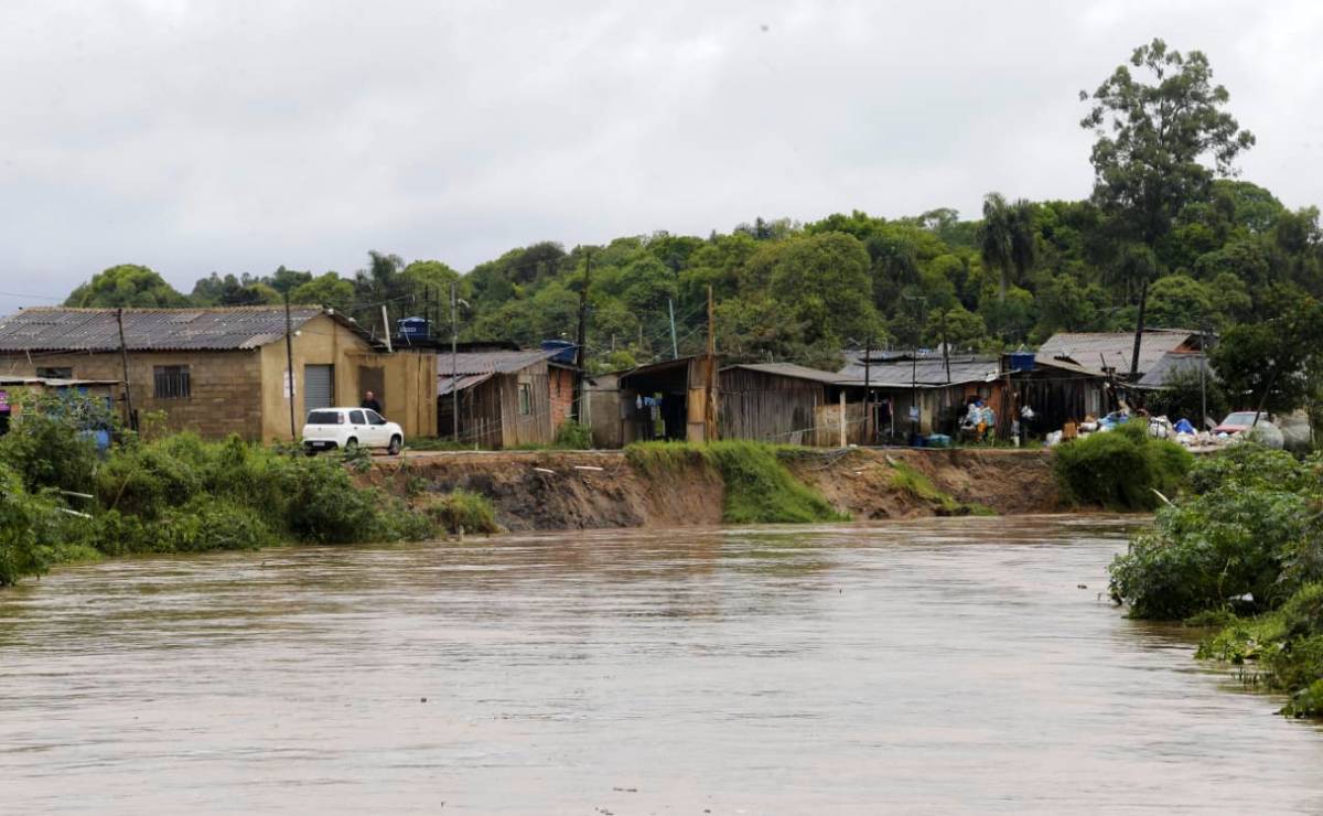 Imagem mostra alagamento em um rio no bairro Caximba