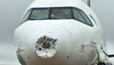 Imagem mostra o avião com o "nariz" amassado após cruzar temporal.