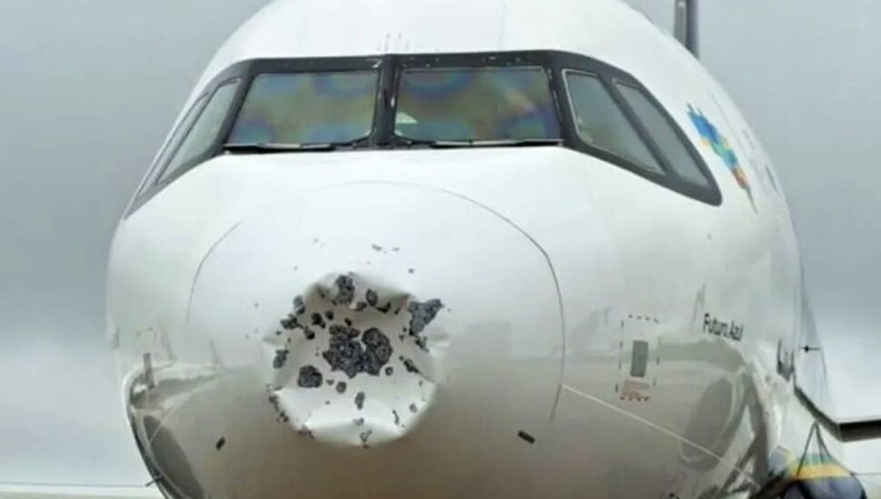 Imagem mostra o avião com o "nariz" amassado após cruzar temporal.