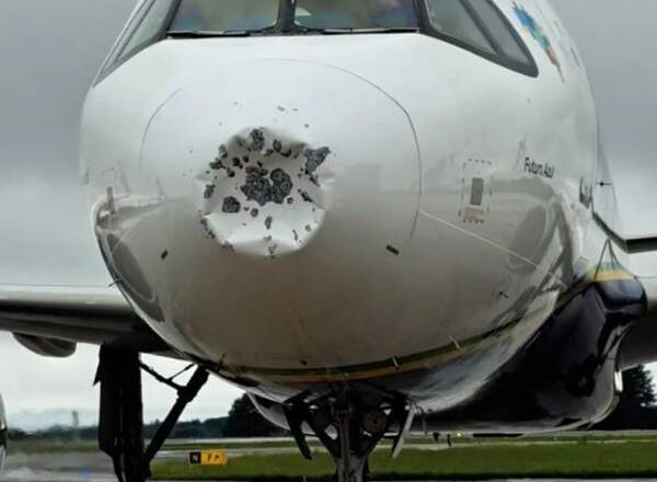 Imagem mostra o avião com o "nariz" amassado após cruzar temporal.