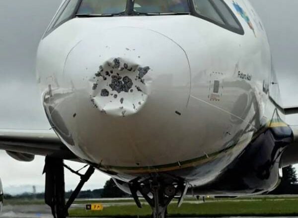 Imagem mostra o avião com o "nariz" amassado após cruzar temporal.
