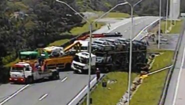 Imagem mostra o resgate de um caminhão do tipo cegonheira após acidente na BR-116.