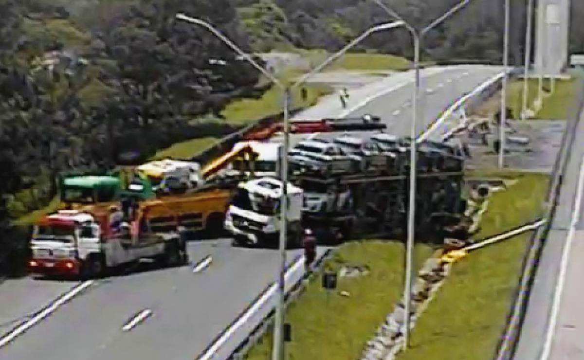 Imagem mostra o resgate de um caminhão do tipo cegonheira após acidente na BR-116.