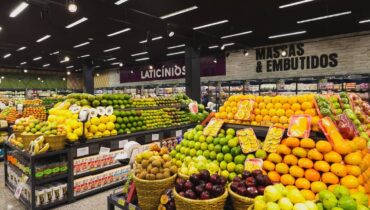 Imagem mostra um setor de hortifruti de um supermercado de Curitiba