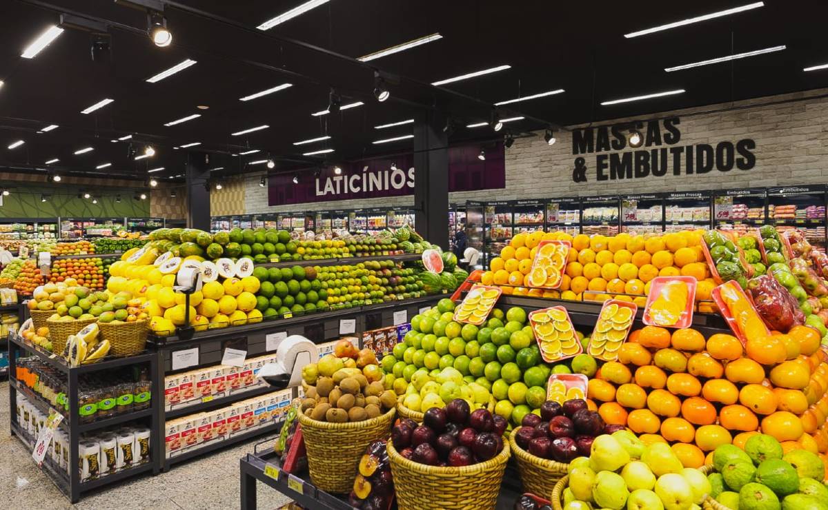 Imagem mostra um setor de hortifruti de um supermercado de Curitiba