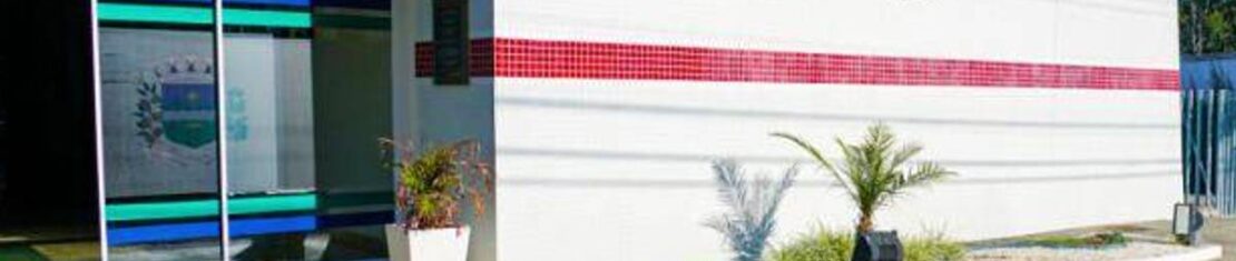 Imagem mostra a fachada da prefeitura de Campina Grande do Sul.