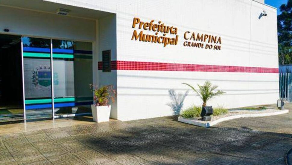 Imagem mostra a fachada da prefeitura de Campina Grande do Sul.