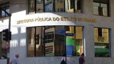 Imagem mostra a fachada da Defensoria Pública do Paraná.