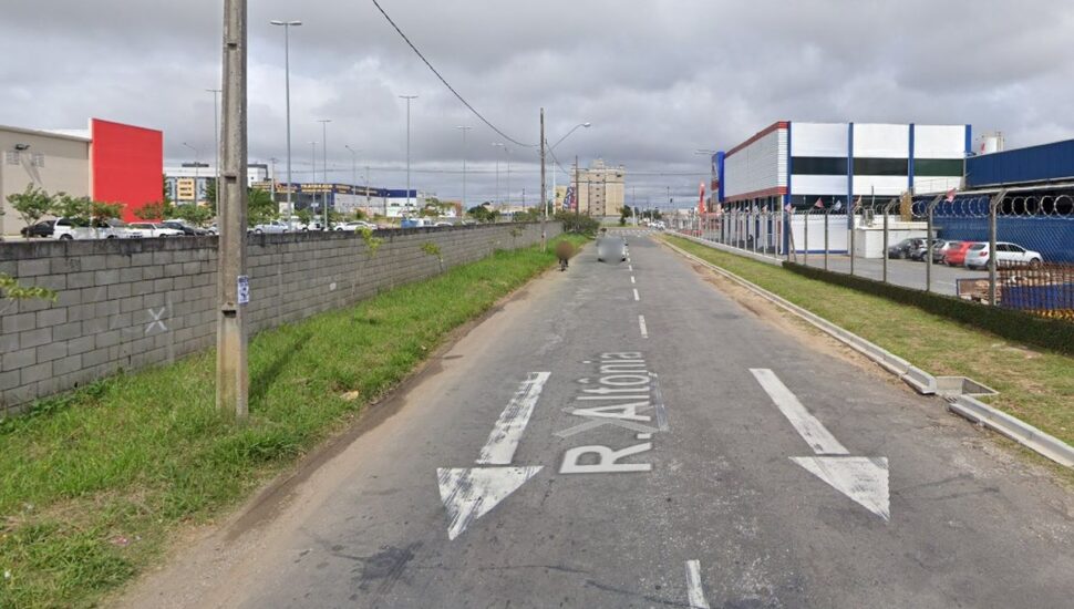 Imagem mostra trecho da Rua Altônia, em Pinhais, e a vizinhança