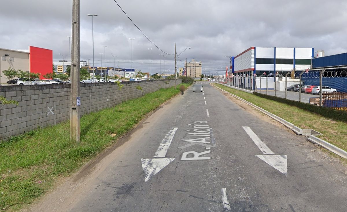 Imagem mostra trecho da Rua Altônia, em Pinhais, e a vizinhança