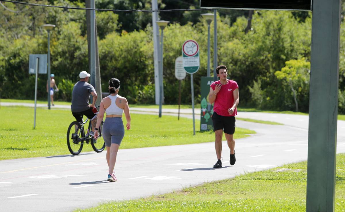 Imagem mostra pessoas se exercitando no Parque Barigui, em Curitiba