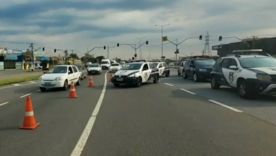 Imagem mostra o trânsito complicado na Linha Verde após um acidente.