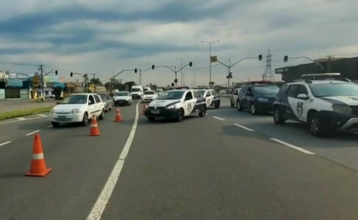 Imagem mostra o trânsito complicado na Linha Verde após um acidente.