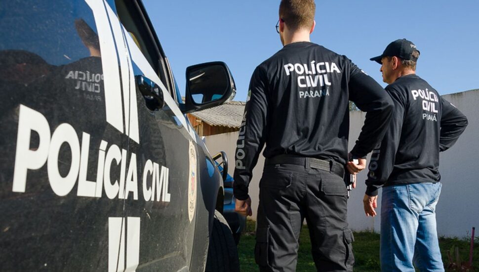 Dois poiciais ao lado de uma viatura da polícia civil do Paraná