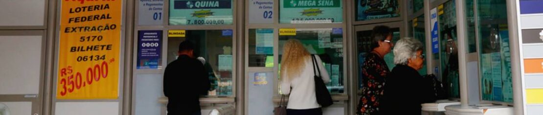 Imagem mostra uma lotérica com apostadores da Mega Sena.