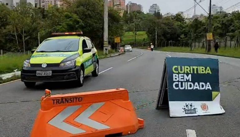 Imagem mostra uma viatura da Setran orientando motoristas de Curitiba