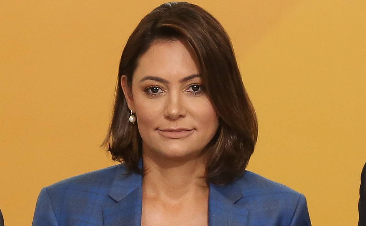 Imagem mostra Michelle Bolsonaro em um fundo laranja