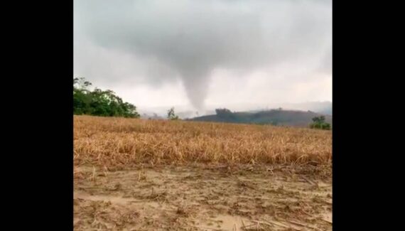Imagem mostra um tornado que varreu uma pequena cidade do Paraná.