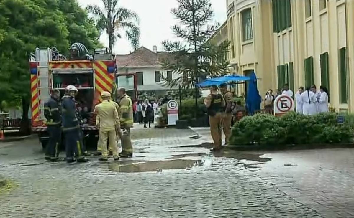 Imagem mostra os bombeiros atendendo um incêndio no Hospital Pequeno Príncipe.