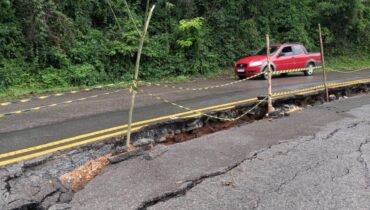 Rodovia da região de Curitiba com trecho destruído pelas chuvas segue em obras